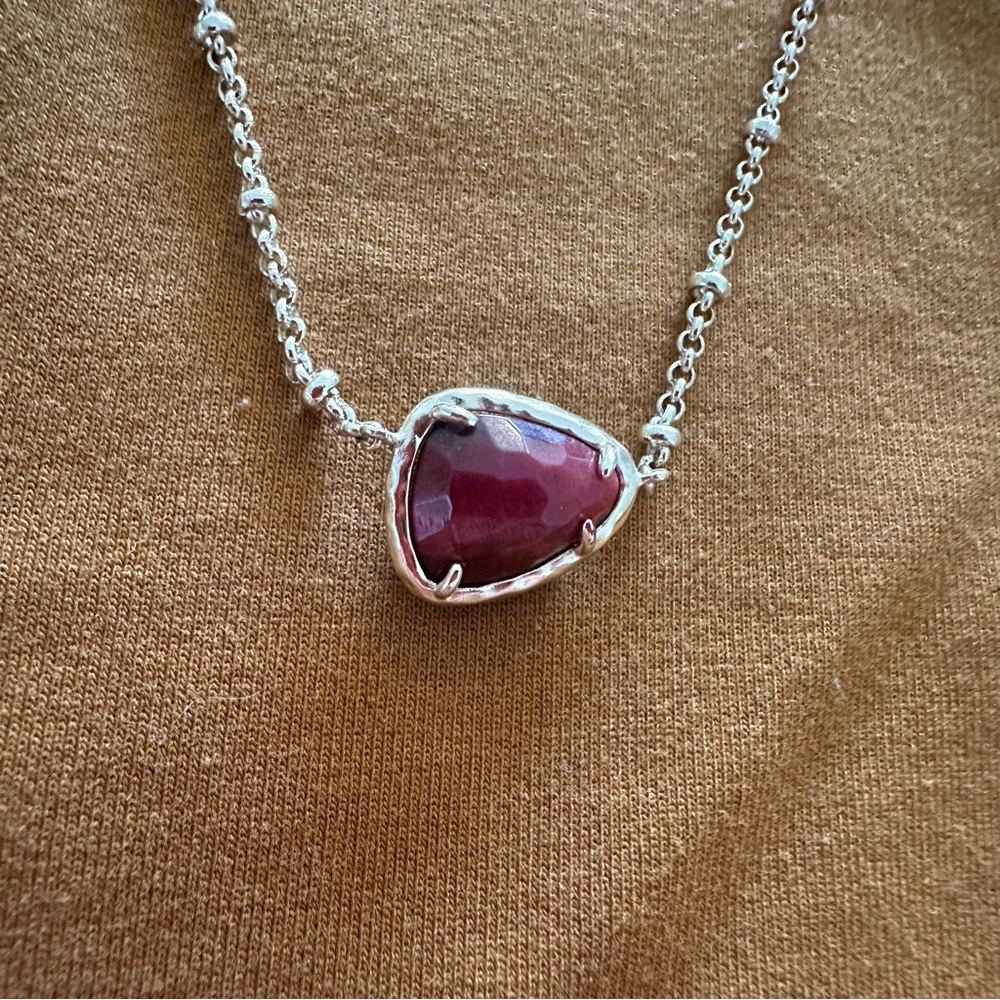 NWT Kendra Scott Arleen Pendant Necklace Bordeaux Tiger’s Eye Gold Tone - Picture 7 of 13